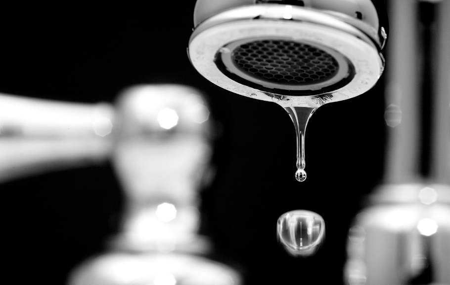 Read more about the article How to Fix a Leaking Kitchen Faucet: A Comprehensive Guide